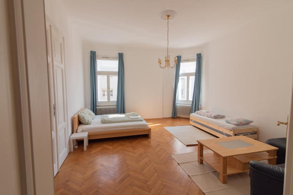ein Wohnzimmer mit einem Sofa und einem Tisch in der Unterkunft hostel mapijaru in Klagenfurt am Wörthersee