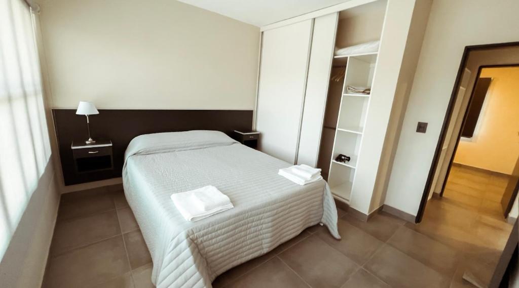 una camera da letto con un letto e due asciugamani di Departamentos Rosina 1 a San Fernando del Valle de Catamarca