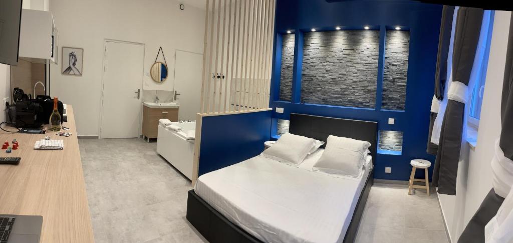 a bedroom with a bed with a blue wall at Les Bulles de Mona "Le 149" -PROXIMITE GARE DE LYON- in Lyon