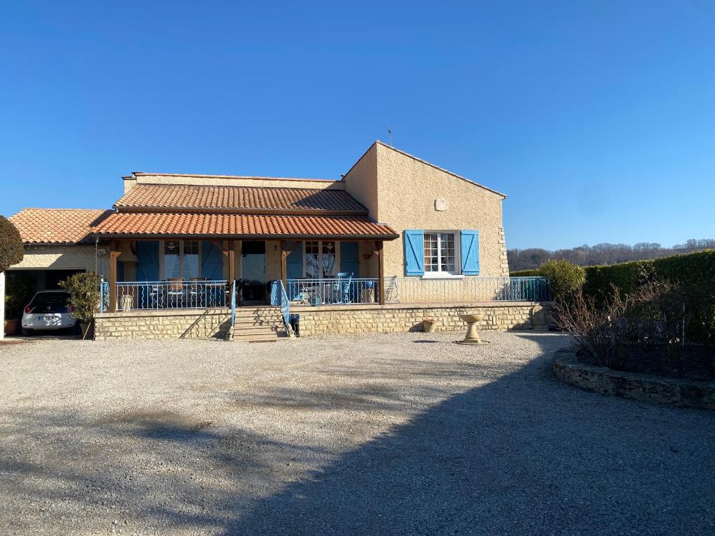 une maison avec une grande allée en face de celle-ci dans l'établissement Chez Nanie, à Mane