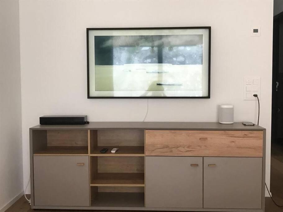 TV a/nebo společenská místnost v ubytování 2.5 Room Apartment in Center of Flims. Ski in/out