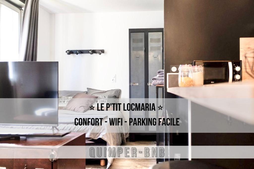 Habitación con cama y escritorio con espejo. en LE PTIT LOCMARIA - Calme - Wifi - Proche Centre ville, en Quimper