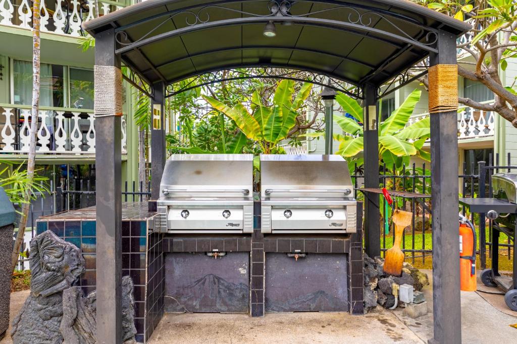 DOWNTOWN Hawaiian Theme Condo with Hot Tub, Pool & Beach - Kona Islander Inn - Studio Avec Vue Sur Le Jardin