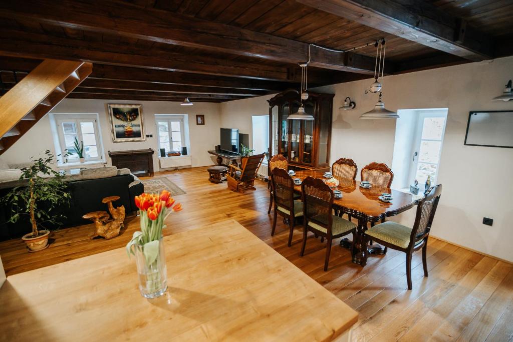 ห้องอาหารหรือที่รับประทานอาหารของ Villa with Sauna - Rustic and Charm Mill Marof