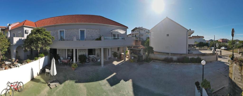 een luchtzicht op een huis met een zwembad bij Apartman Ferara in Tribunj