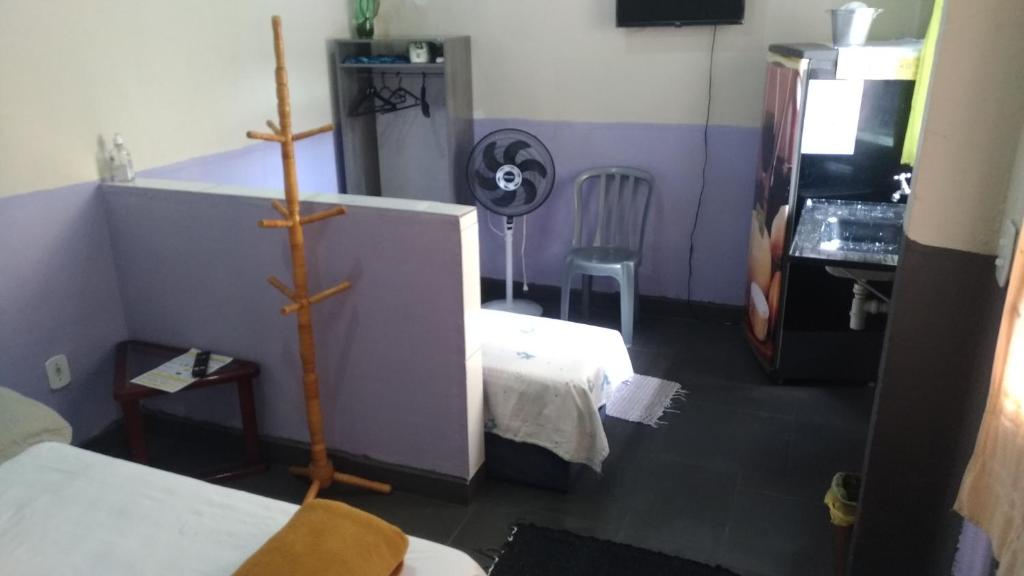 um quarto com uma cama, uma secretária e uma cadeira em HOSTEL família QUARTO PRIVADO próximo aeroporto Int Guarulhos SP TÁXI 24 horas em Guarulhos