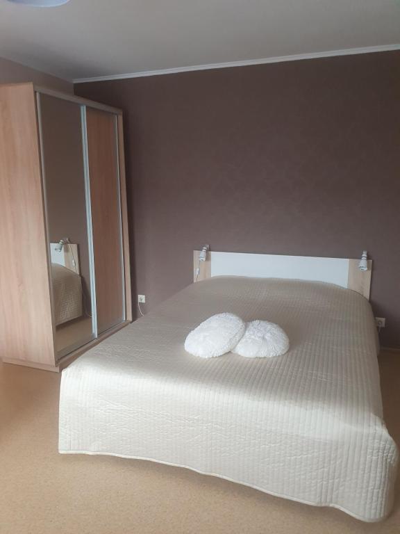 een slaapkamer met een bed met twee handdoeken erop bij Ukstiņa Holiday apartment in Liepāja