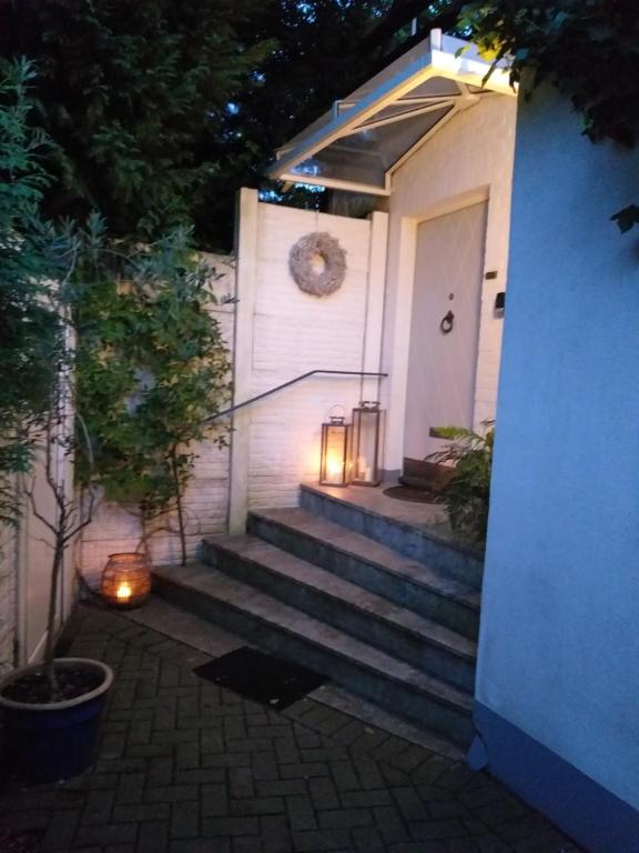kilka schodów prowadzących do białego domu w nocy w obiekcie xxxxxx w mieście Neukirchen-Vluyn
