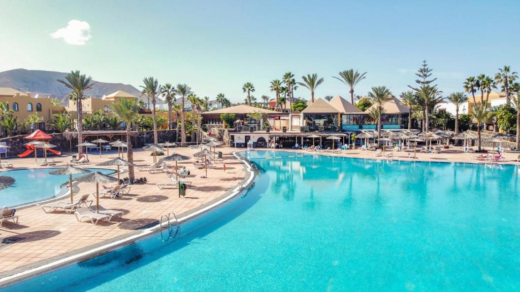 een afbeelding van een zwembad in een resort bij Oasis Fuerteventura in Corralejo