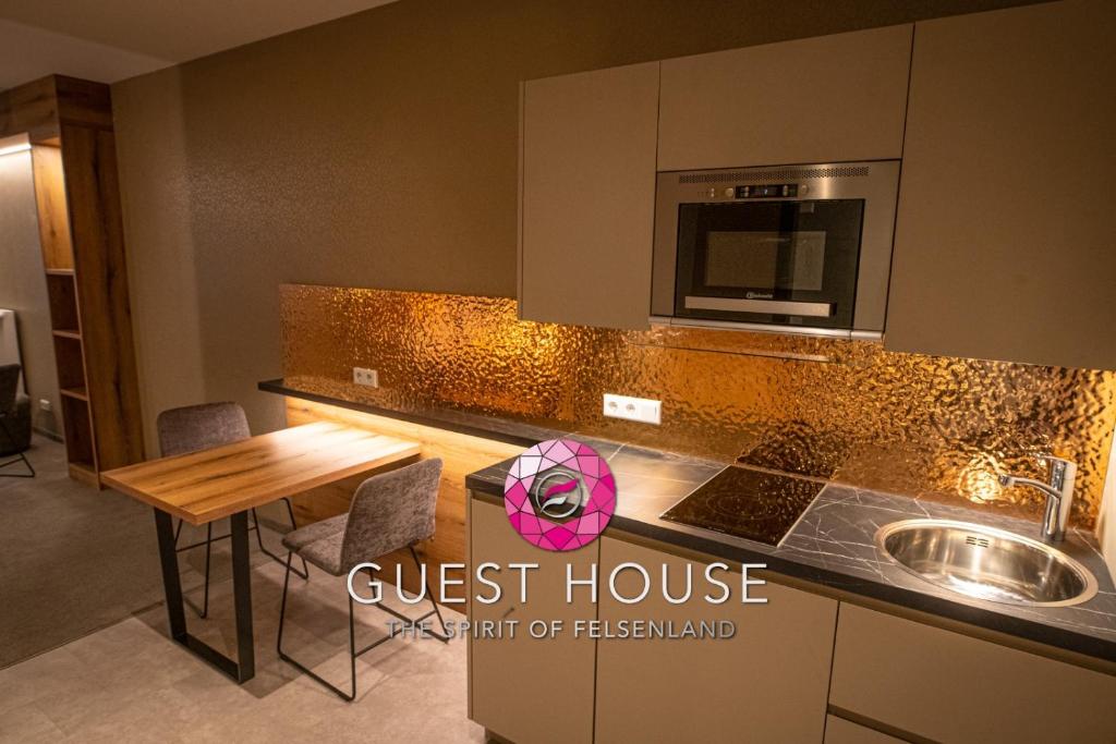 Kuchyň nebo kuchyňský kout v ubytování GUESTHOUSE FELSENLAND