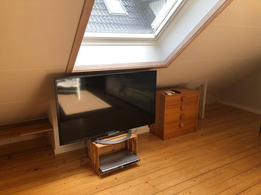 einen großen Flachbild-TV in einem Zimmer mit Fenster in der Unterkunft Lantligt läge nära Göteborg och flygplatsen in Landvetter