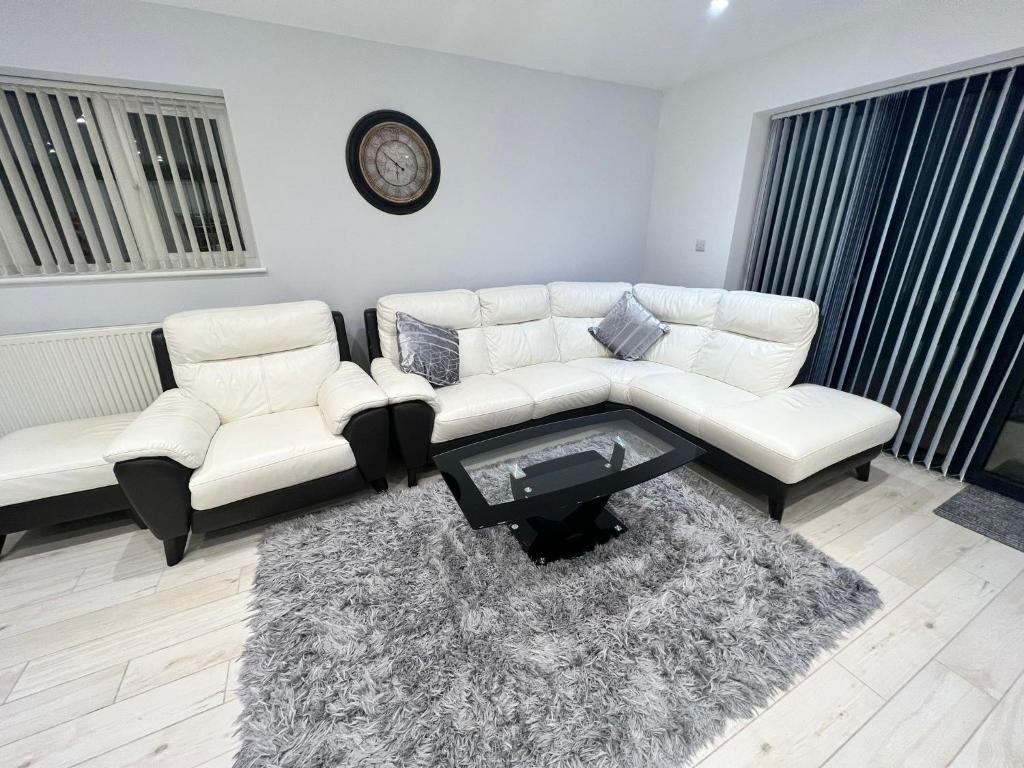 uma sala de estar com um sofá branco e uma mesa de centro em Beautiful home in Oxford em Oxford