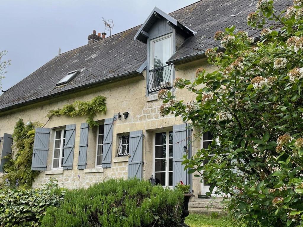 Maison cosy dans village historique في Coucy-le-Château-Auffrique: منزل حجري قديم بسقف أسود