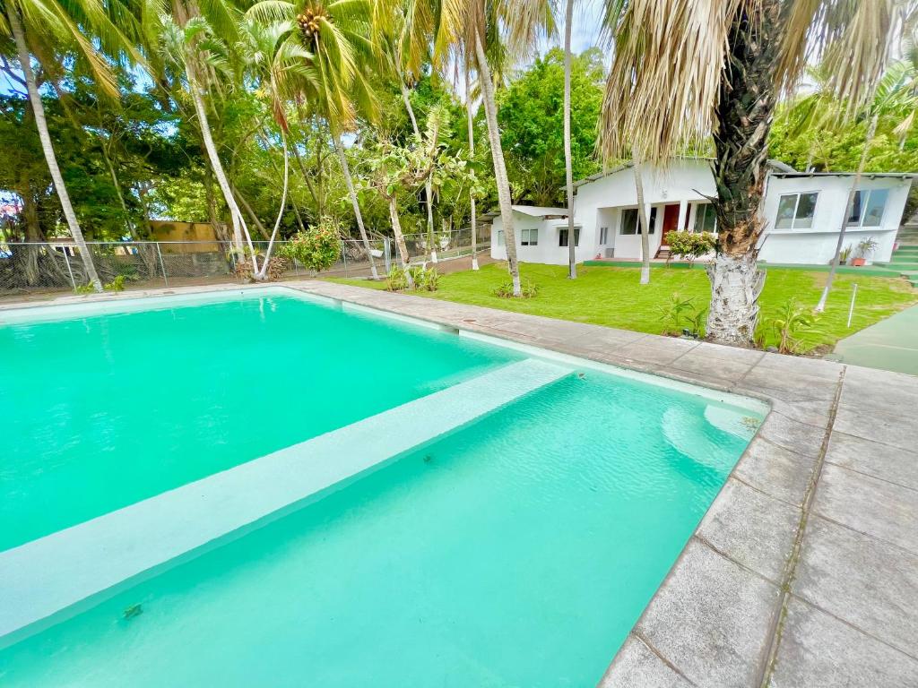 an empty swimming pool in front of a house at Casa Mahi in El Progreso
