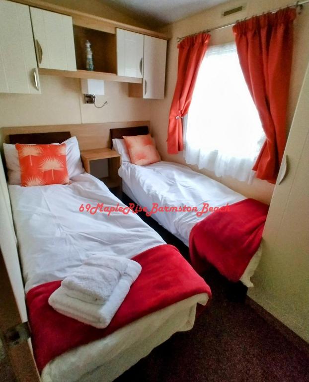 Postel nebo postele na pokoji v ubytování Barmston Beach Maple Rise 69