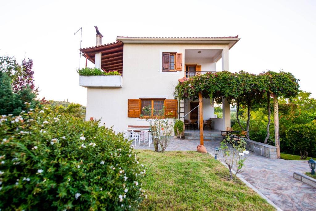 una casa con un jardín delante de ella en Messini Agrilia Residence en Messíni