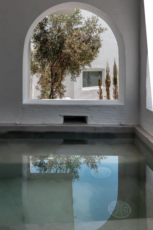 Bazén v ubytování Sandaya Luxury Suites nebo v jeho okolí