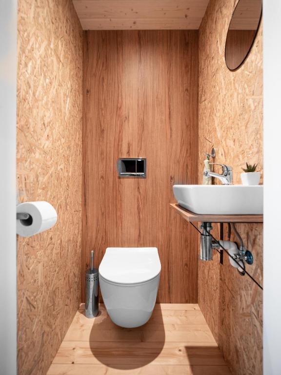 Kúpeľňa v ubytovaní Nowoczesne Domki Sosnowa Przystań w Rozewiu z Jacuzzi
