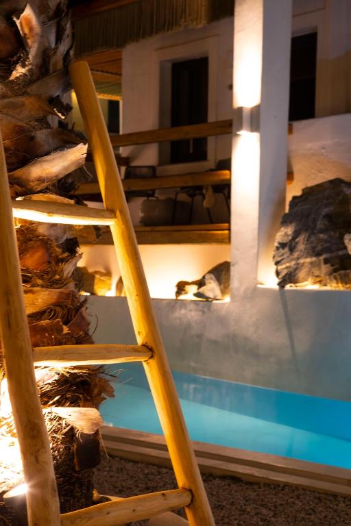 Bazén v ubytování Sandaya Luxury Suites nebo v jeho okolí