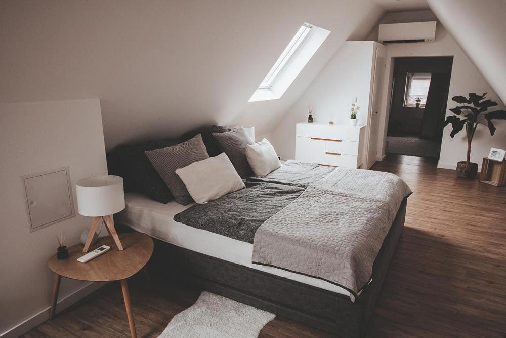 1 dormitorio con 1 cama grande con lámpara y suelo en Traumhaftes Apartment Lauf en Lauf an der Pegnitz