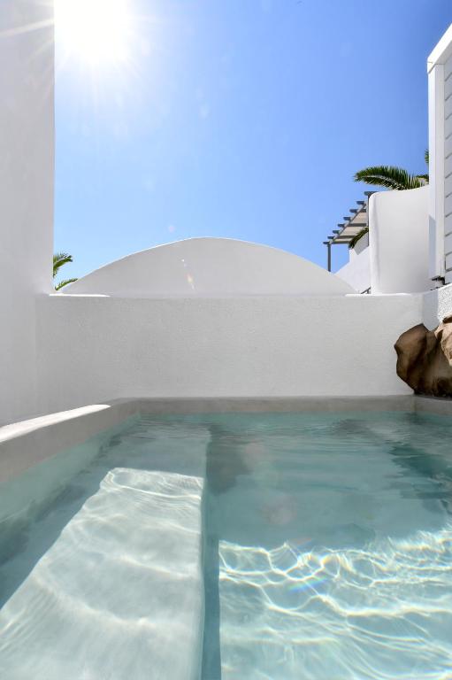 Bazén v ubytování Sandaya Luxury Suites nebo v jeho okolí
