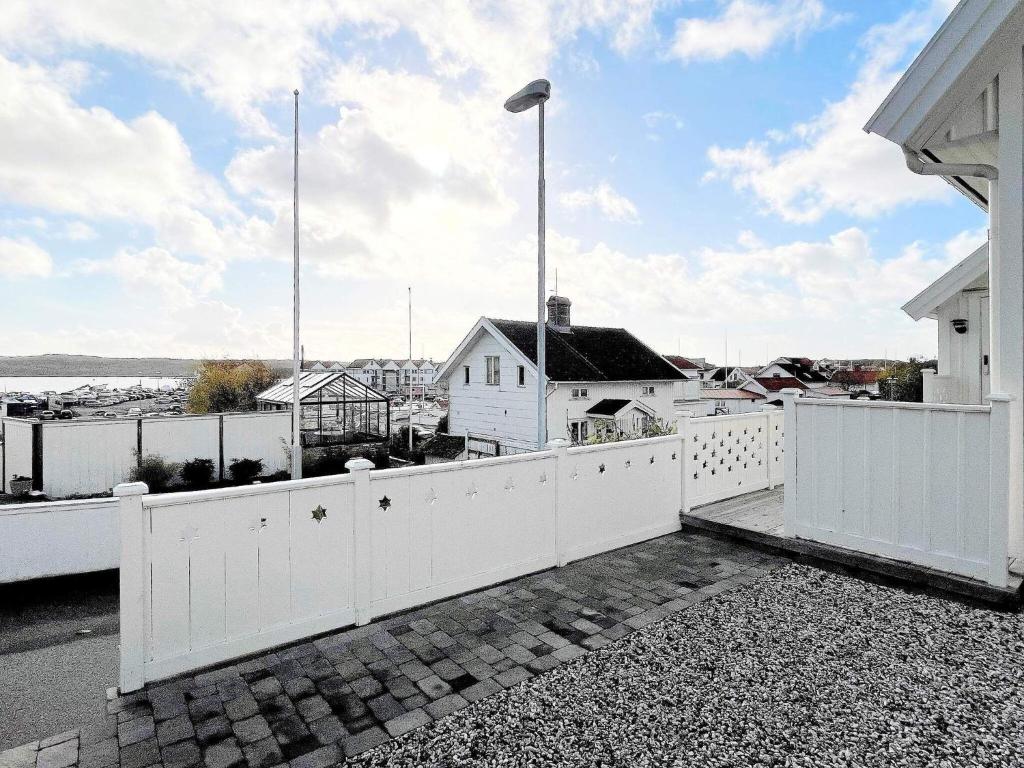 a white fence in front of a white house at Holiday home MARSTRAND III in Marstrand