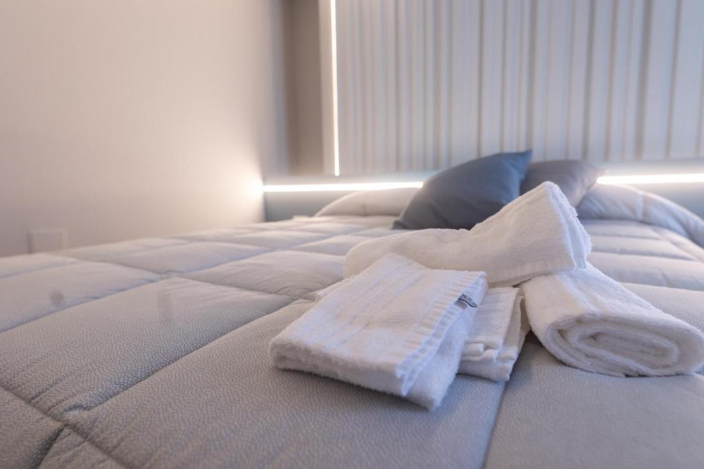 een bed met twee handdoeken erop bij Dalmazia Boutique Apartment in Caltanissetta