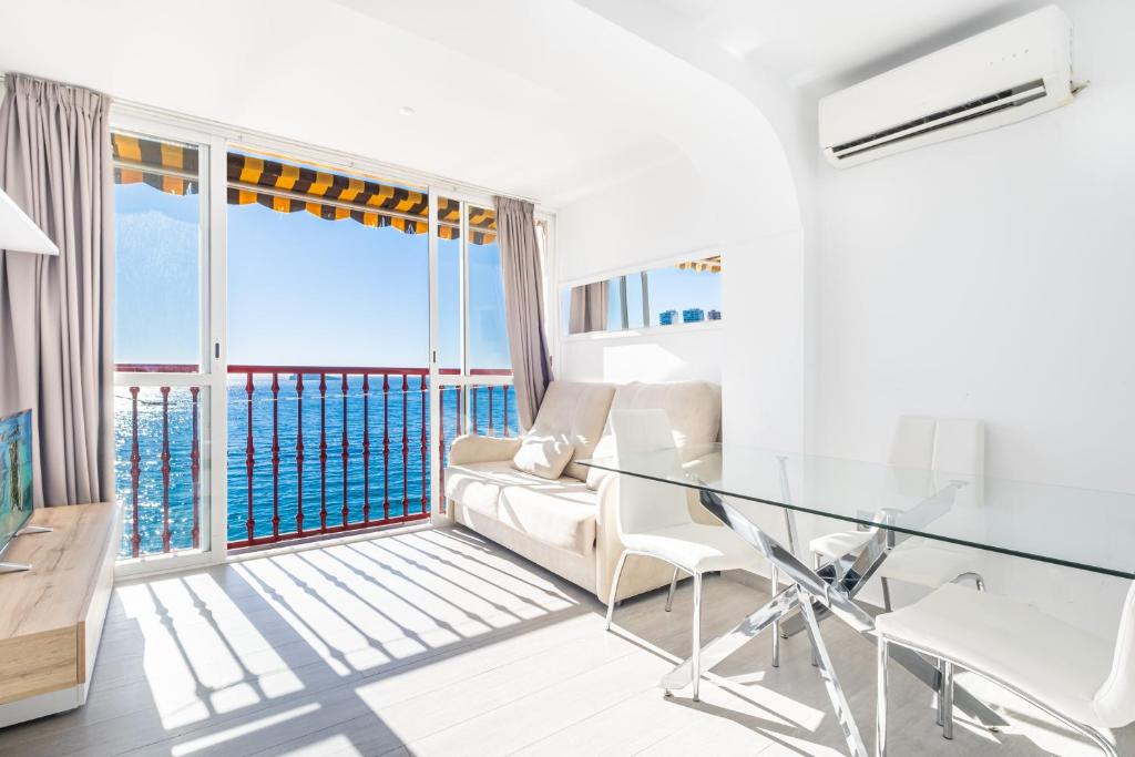salon ze szklanym stołem i widokiem na ocean w obiekcie Las Damas 14-B Sea View Levante Beach w mieście Benidorm