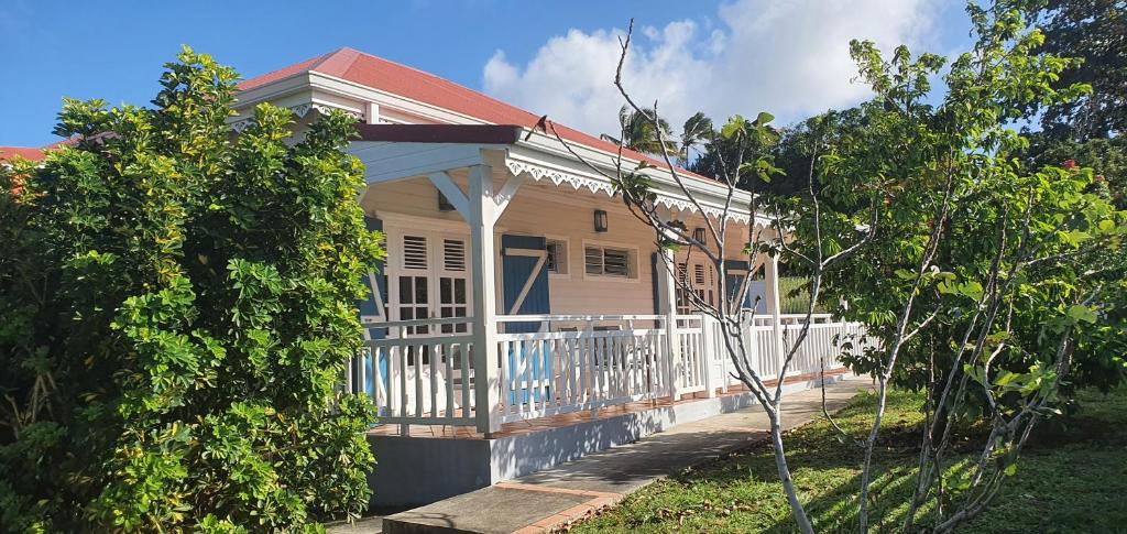 a small house with a porch and a fence at Maison de famille in Saint-Louis