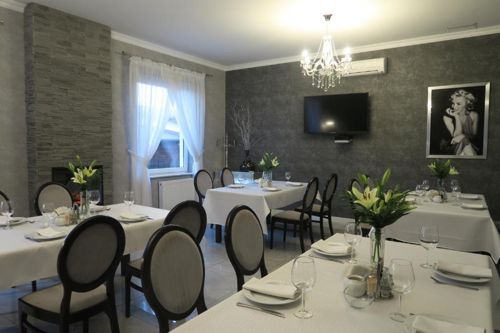 Televízia a/alebo spoločenská miestnosť v ubytovaní Hotel Millenium