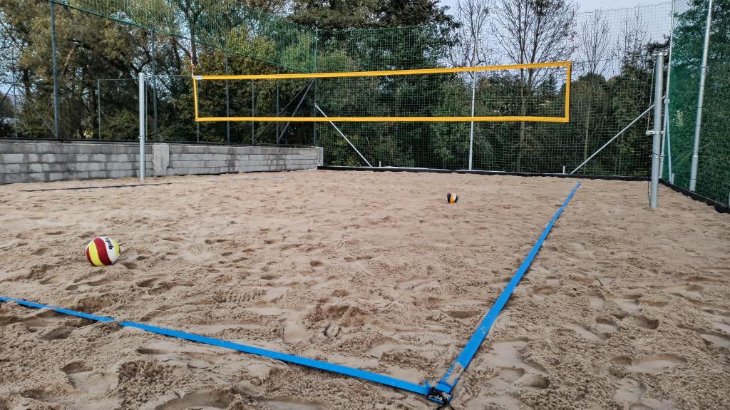 Tennis and/or squash facilities at Happy Cottage or nearby