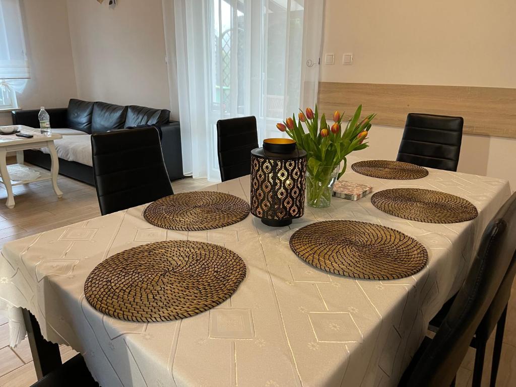 Reštaurácia alebo iné gastronomické zariadenie v ubytovaní Domek Maciej