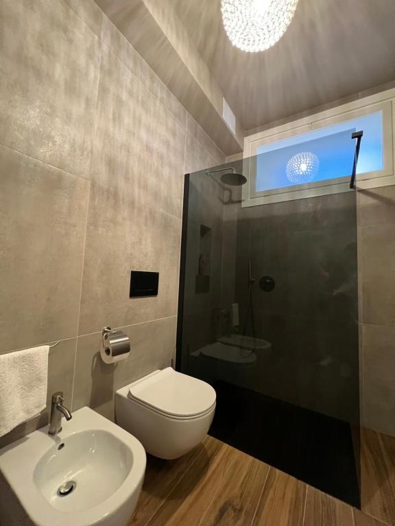Kúpeľňa v ubytovaní VillaTullia Ferienhaus mit Seesicht Gardasee