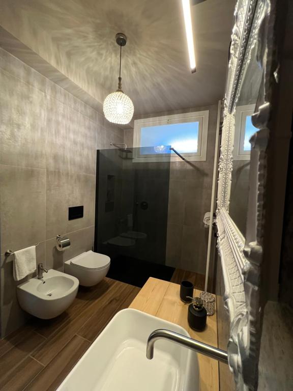 Kúpeľňa v ubytovaní VillaTullia Ferienhaus mit Seesicht Gardasee