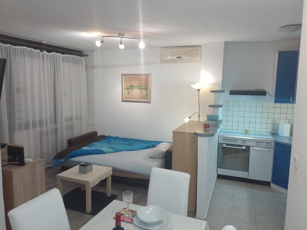 um pequeno quarto com uma cozinha e uma cama em Apartman Ciblja em Velika Gorica