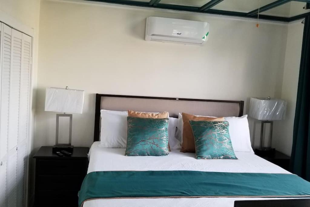 Postel nebo postele na pokoji v ubytování Ridgeview suite 4
