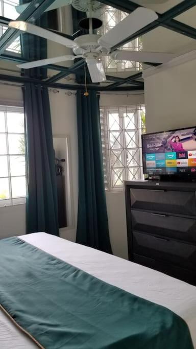Postel nebo postele na pokoji v ubytování Ridgeview suite 4