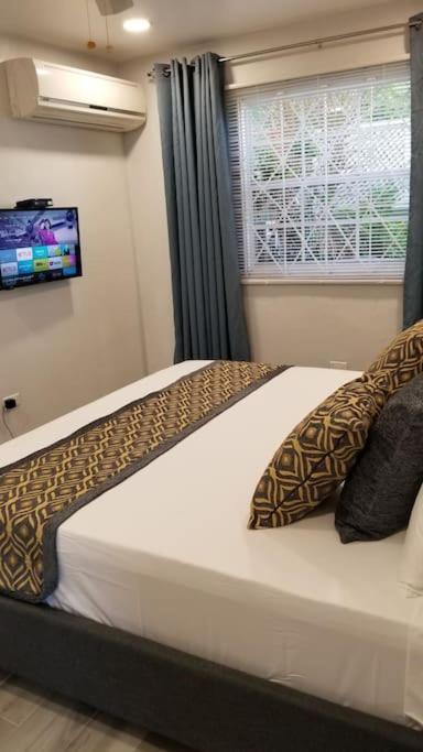 Postel nebo postele na pokoji v ubytování Ridgeview suite 4