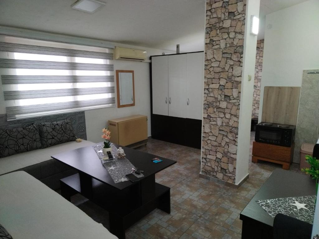 - un salon avec un canapé et une table dans l'établissement SAN, à Vranje