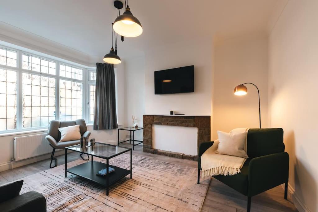 uma sala de estar com um sofá e uma lareira em Onyx - 3 Bedroom House em Southampton