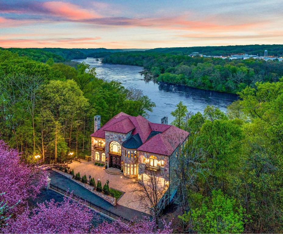 - une vue aérienne sur une maison avec une rivière dans l'établissement Castle ála Potomac River Inauguration Imperiale, à McLean