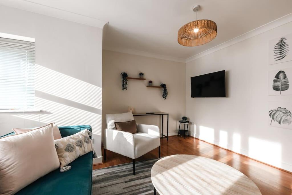 uma sala de estar com um sofá e uma mesa em Azurite - 2 bedroom Flat em Southampton