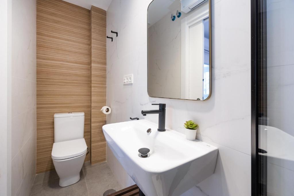 Luxury Gran Via Apartments - 10