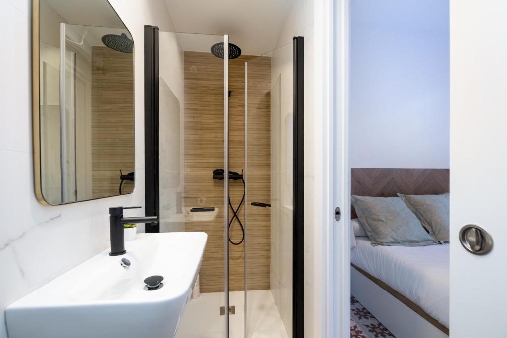 Luxury Gran Via Apartments - 11
