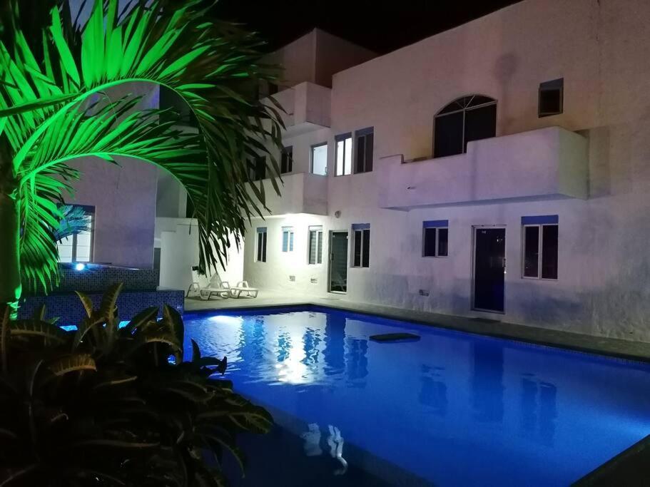 una gran piscina frente a un edificio en Departamento por estrenar a 150 metros de la playa, en Tonsupa