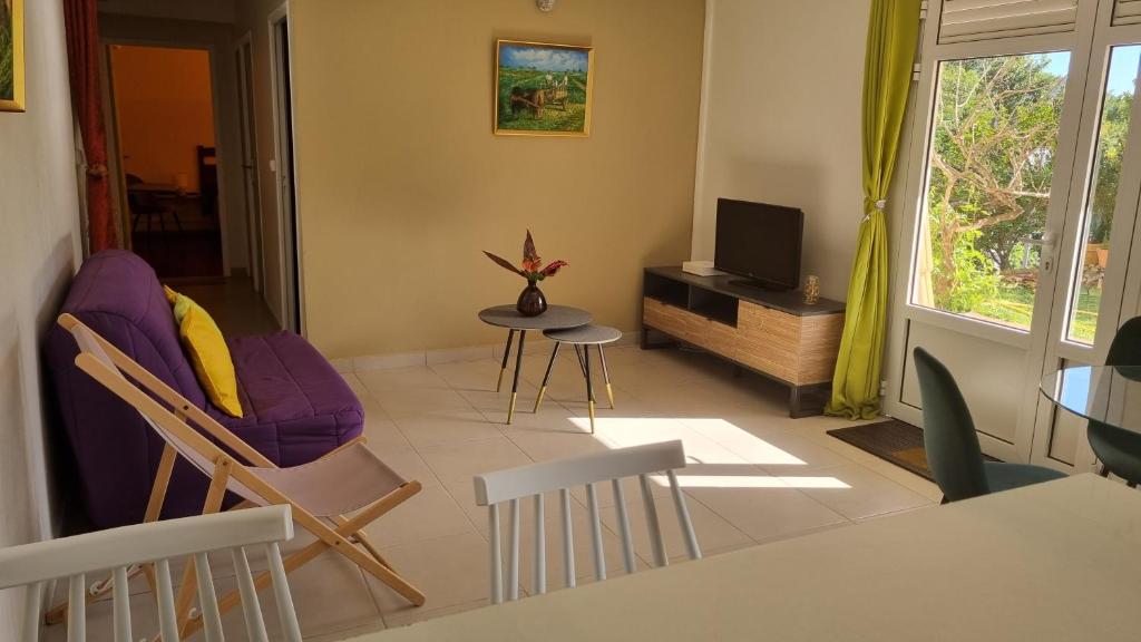 TV a/nebo společenská místnost v ubytování La Visite Tropicale