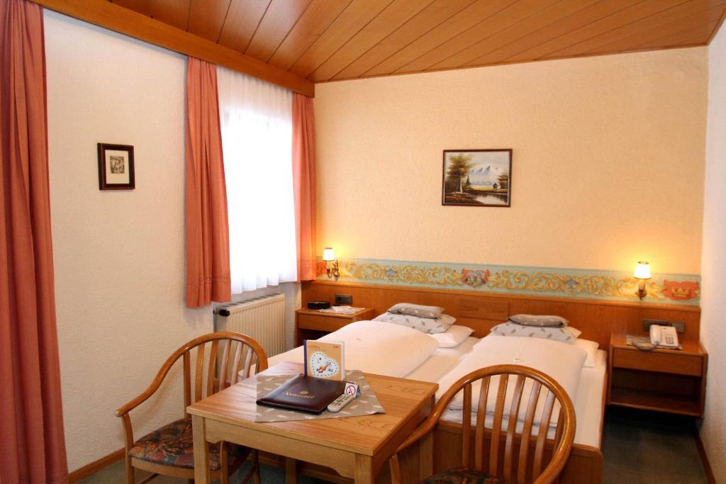 Postel nebo postele na pokoji v ubytování Hotel Völserhof - Bergbahn im Sommer 2025 inklusive