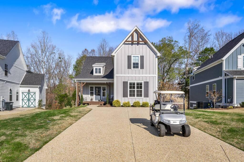 une voiturette de golf garée devant une maison dans l'établissement Beautiful Home with Lake and Marina Access, Firepit, Golf Cart Included, à Estill Springs