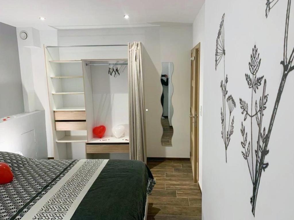 sypialnia z łóżkiem i otwartą szafą w obiekcie Gîte Bella-K, logement privatif en campagne à Gesves w mieście Gesves