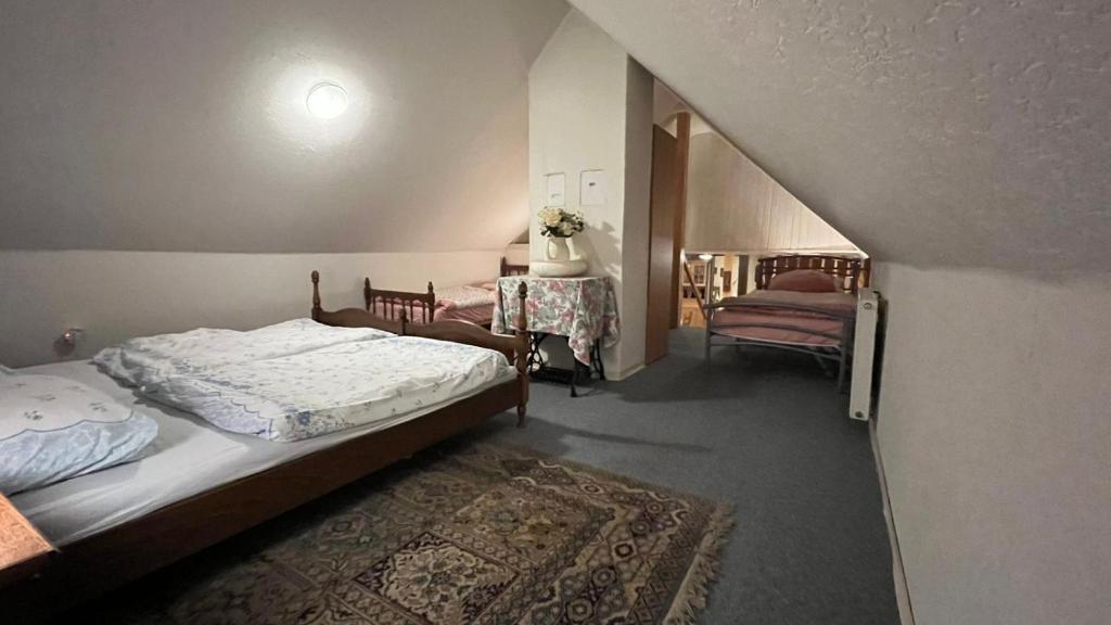 1 dormitorio pequeño con 2 camas y mesa en Haus Luise Monteure, en Delmenhorst